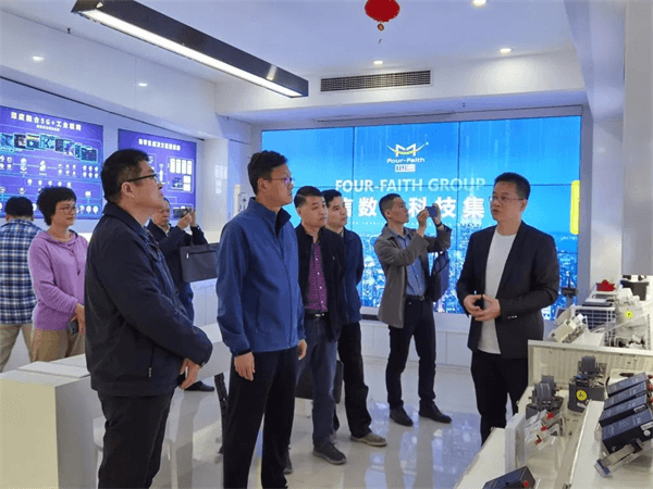 邱局長(zhǎng)一行先后參觀了四信辦公環(huán)境、研發(fā)中心和企業(yè)文化展廳，我司領(lǐng)導(dǎo)重點(diǎn)介紹了四信在數(shù)字農(nóng)業(yè)、數(shù)字鄉(xiāng)村的發(fā)展戰(zhàn)略以及建設(shè)成果