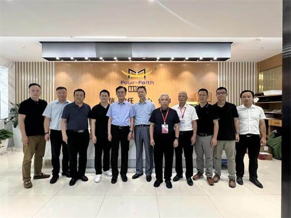 中國工程院范維澄院士、中國科學院尹浩院士等行業(yè)權(quán)威專家一行蒞臨四信參觀交流合影